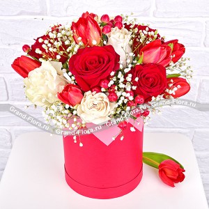 Шанель - коробка с белыми розами и тюльпанами